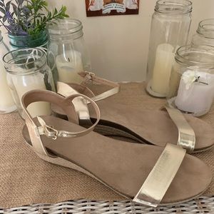 ❤️ Low wedge gold heels